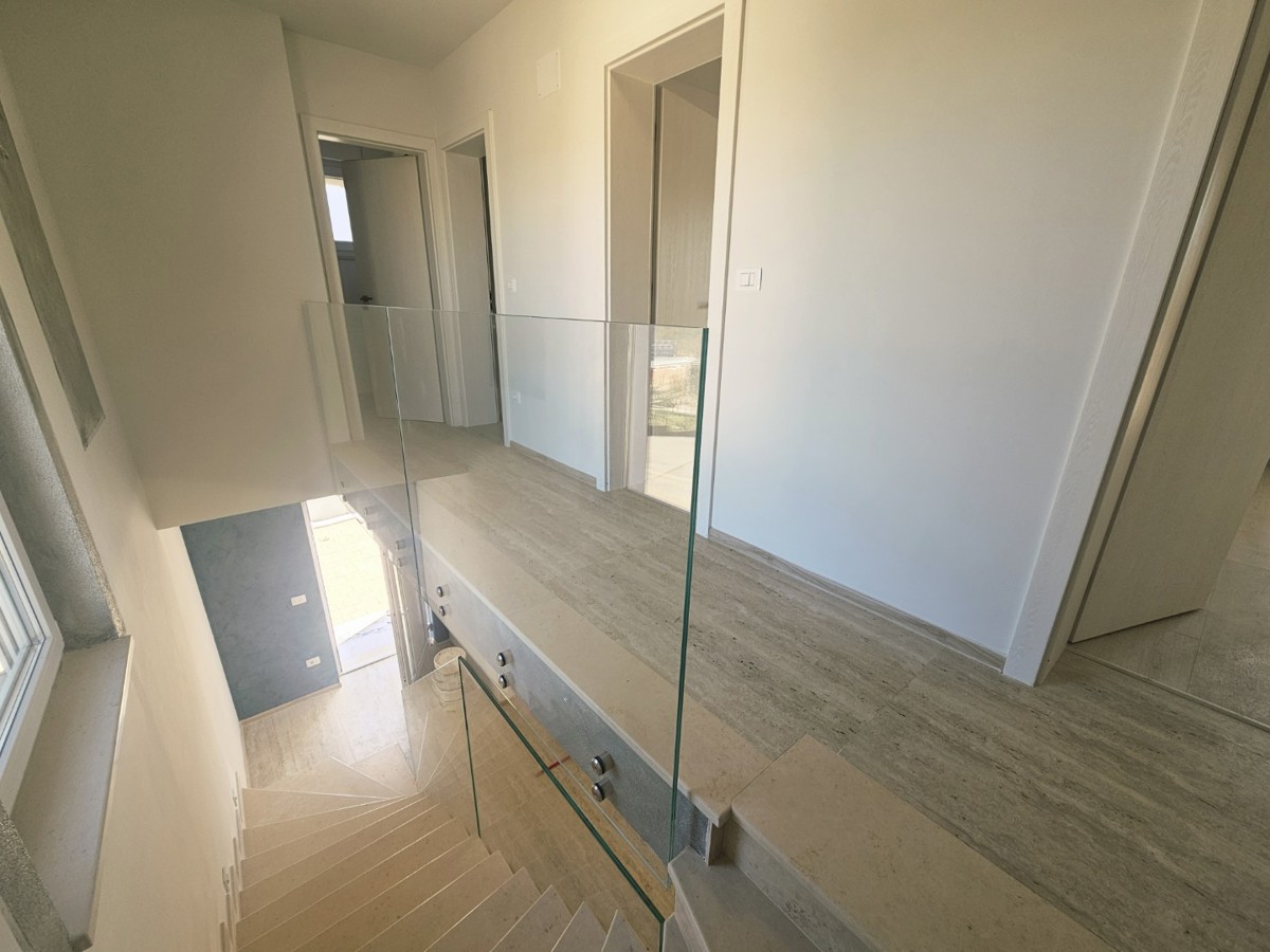 Nuova costruzione: bifamiliare con piscina vicino a Buje